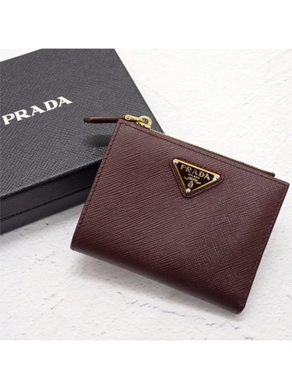 Prada Saffiano Triangle Bifold Wallet Bordeaux Burgundy Gold Genus